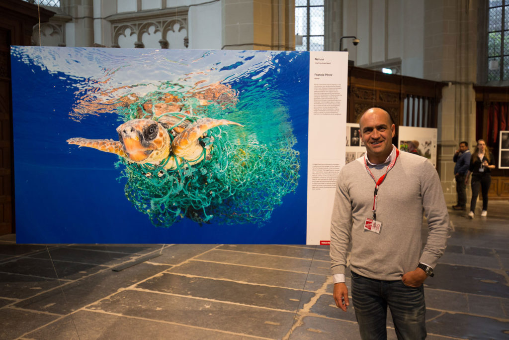 Francis Pérez with his prizewinning image ‘Caretta caretta Trapped’ at Canon Night Copyrighted to ©Delioma González