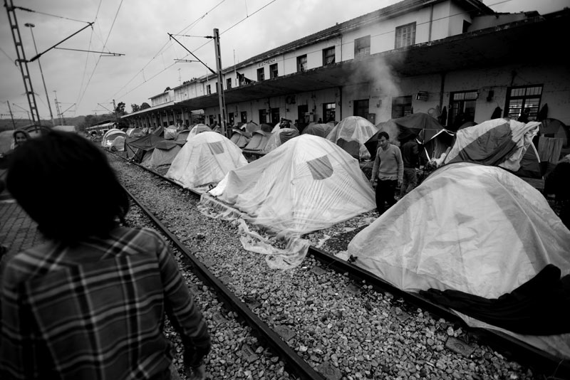 Gili Yaari on Lens Magazine Issue 39 “Stranded in Greece – Greece Refugee Crisis” 