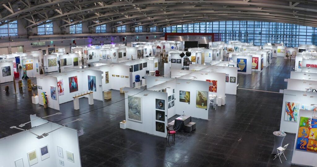 Discovery Art Fair -  Frankfurt 2020. Hallenansicht. Photo by Thomas Gessner © 