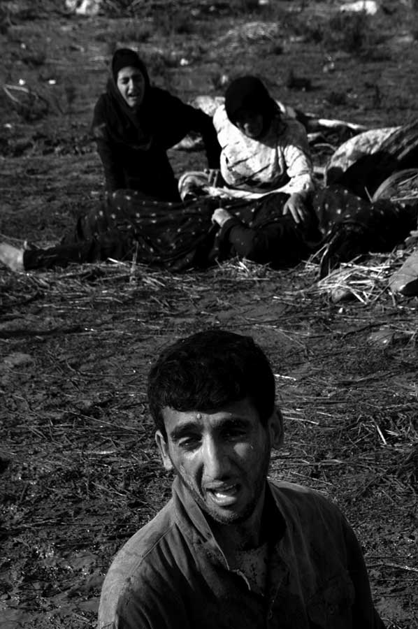 The family who lost their mother cries on his body.
Ahmad Khatiri © All Rights Reserved. 