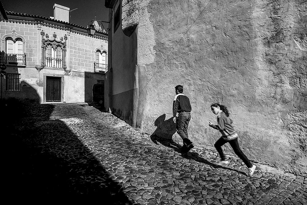 Young people enjoy running in front of the animal in the water. Release of wild cows by the Tagus in Spain. It is done only if tahe river flow is low enough to guarantee the safety of people and animals.
Candy Lopesino © All rights reserved.