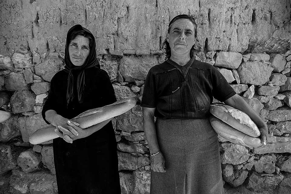 It is not easy to buy daily bread in the emptied Iberia. When the baker's van arrives, you have to buy bars and pieces of bread that last several days in some towns up to once a week. Candy Lopesino © All rights reserved.