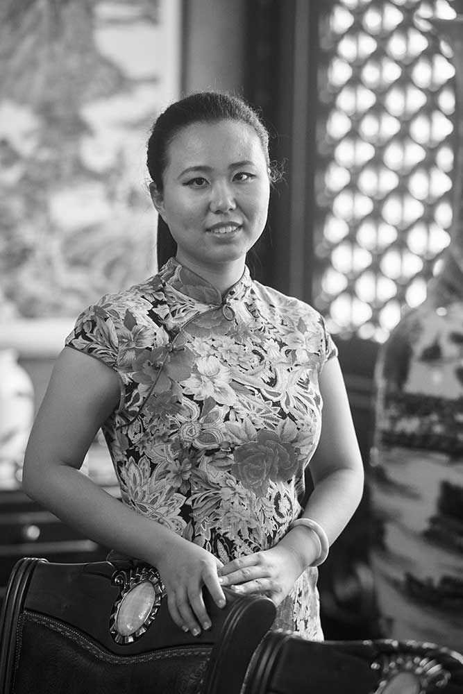 Leah Gao, Chinese from Beijing. Environmental engineer that studies Spanish at work in an expensive Chinese restaurant.
ISO 2500, 1/60, f/2.8, 135 mm, manual exposure, ambient light.
Sony a99, Zeiss Vario-Sonnar 24-70 mm F2.8. Software: Capture One 10
Carlos Paz-Bordone © All rights reserved.