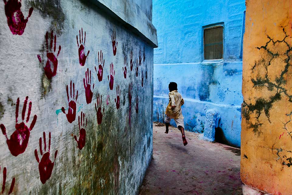Boy in Mid-Flight, Jodhpur, India , 2007
Fuji Crystal Archive Print
Steve McCurry © All rights reserved. 