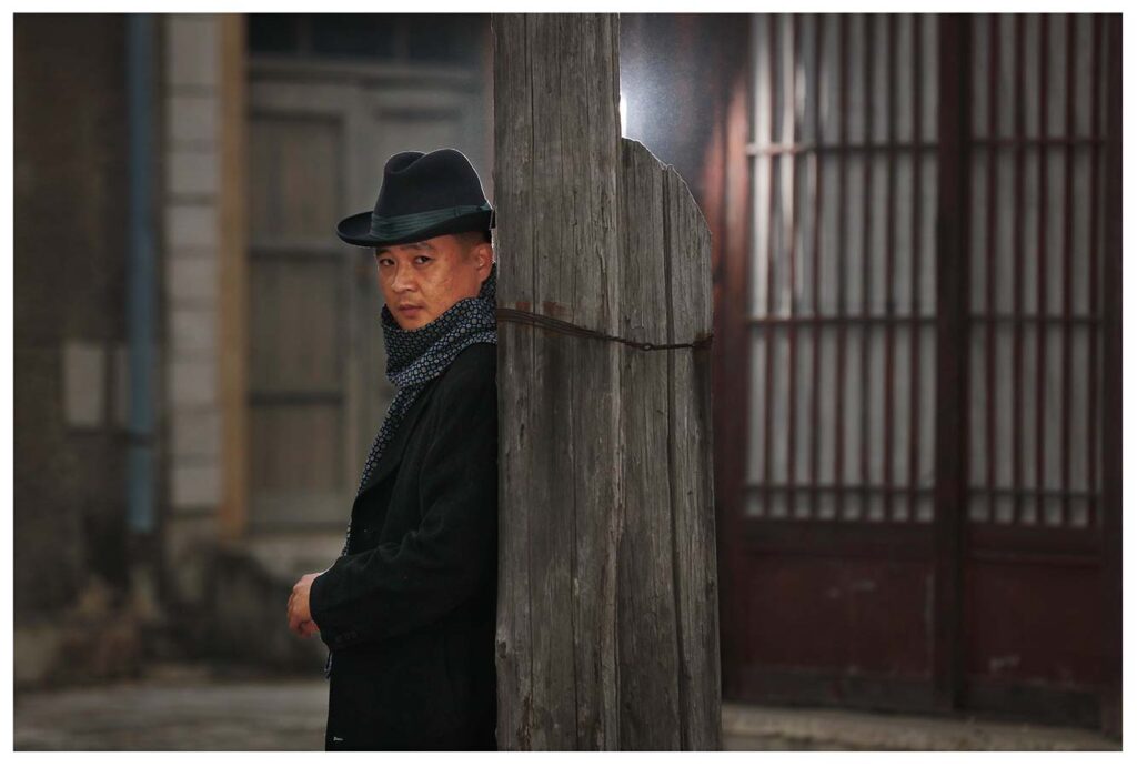 Recreated from the film "Bulletproof Wall" (2015) produced by the Korea TV Drama Studio. Actor Ku Song Pok (33) has appeared in more than ten dramas as a military veteran, spy, and recently in the TV drama "Glow of North" (2017). "My size and face makes me perhaps stand out more than others, so I get parts in which I can play the hero or even the enemy. In the future, I would like to act as a public prosecutor in a dignified role." Director Om Chang Gol (58) graduated from Pyongyang University of Dramatic and Cinematic Arts in 1986 and has been working at the TV company since then. 