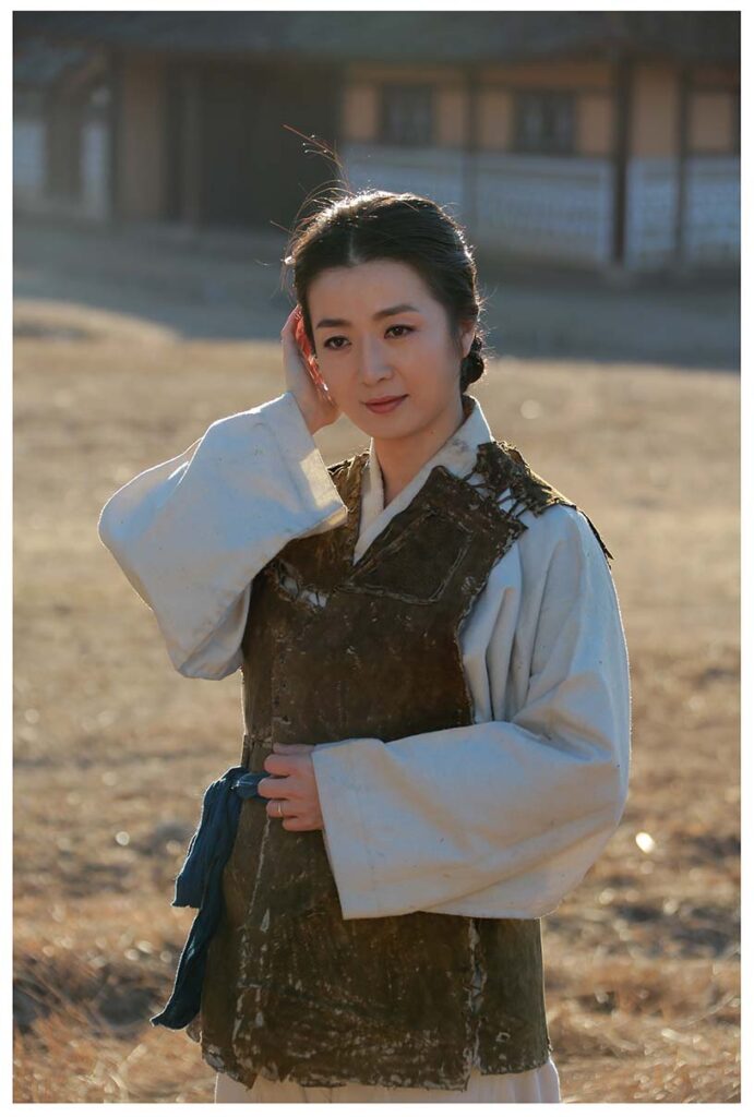 Recreated from the TV drama "Insam Diggers in the Year of Imjin" (2018) produced by the Korean TV Studio. Actor Ri Hyang Suk (39) graduated from Pyongyang University of Dramatic and Cinematic Arts in 2003. 