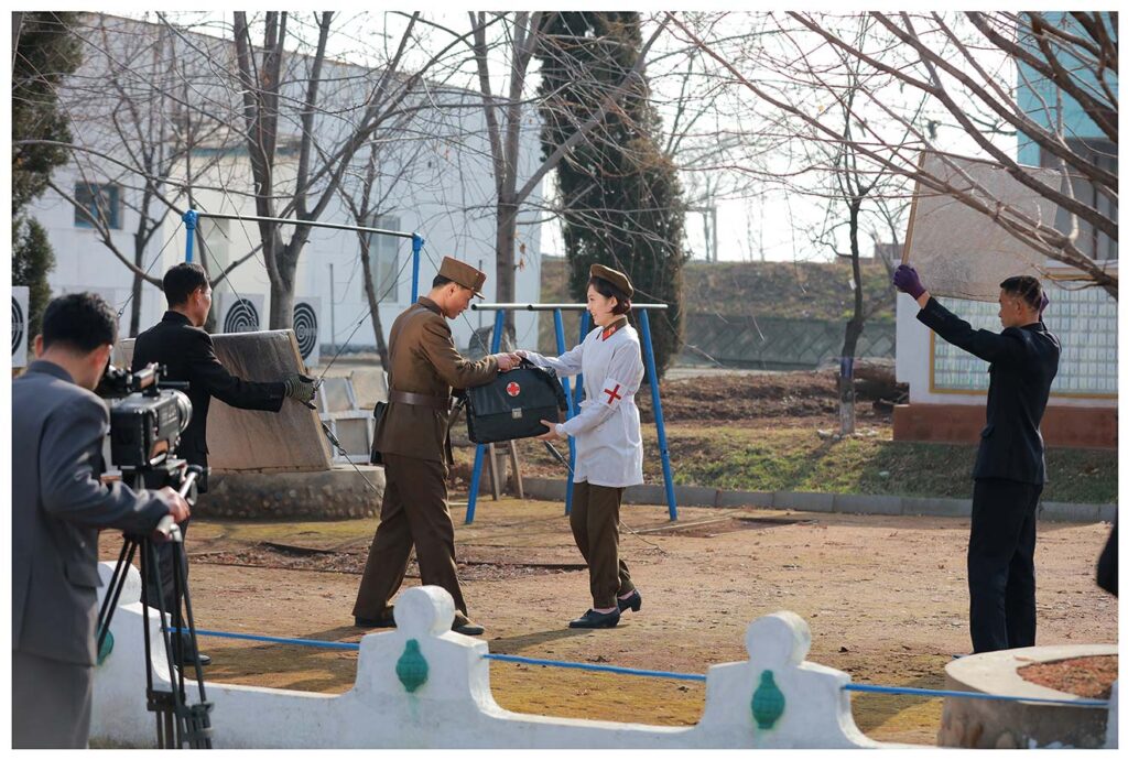 Recreated from the film "Small House at the Forefront" (2013) produced by the Korean April 25 Film Studio. Actor Choe Yong Ho (43) explains, "I play the hero in "Footprints of Military Service" and am once again cast in a military story, but this time in the role of military doctor Tae Ung. My wife knows that I am often in character for a period of time, even at home!" 