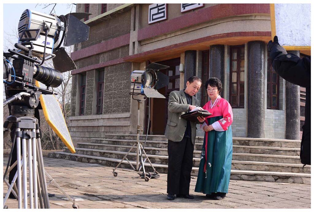 Recreated from the film "A Flower Girl" (1972) produced by the Korean Feature Film Studio. At the age of 16, Hong Yong Hui (66) played the lead role of Ggot Bun in the film "A Flower Girl," which became the most important film in North Korean film history. Director Chon Yong Min (72) served as assistant director on "A Flower Girl" and has directed more than 40 films himself. He graduated from Pyongyang University of Dramatic and Cinematic Art in 1975.