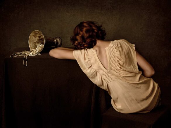 Woman with Vase and Pearls Renata Dutrée © All rights reserved.