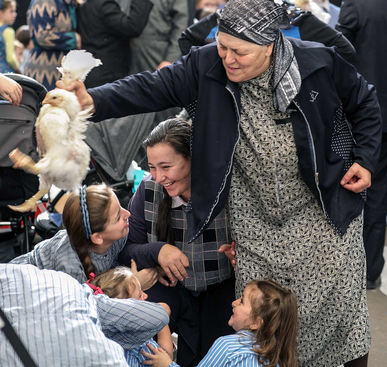 A woman performs the ritual for a group of girls. According to tradition, a hen is used for females and a rooster for males.
Yoram Biberman ©
All rights reserved.