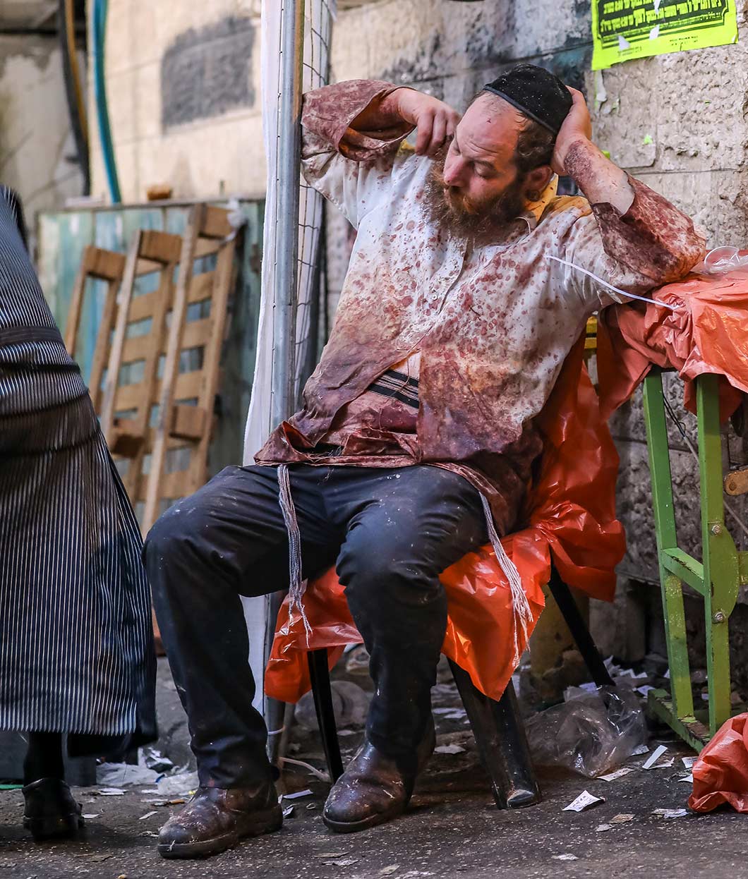 After a long and exhausting day, the slaughterer sits down to rest. For him, this work is also a mitzvah.
Yoram Biberman ©
All rights reserved.