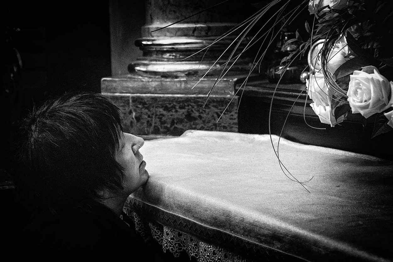 A woman prays in solitude in the Chapel of Our Lady. For many pilgrims  arriving at Jasna Góra, faith and prayer represent a final source of hope in moments of personal crisis. 
Arkadiusz Kubisiak © All rights reserved. 