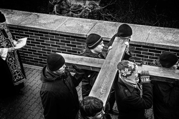 Good Friday celebrations during the Easter Triduum. The bishop leads the Stations of the Cross, marked by the solemn carrying of a large wooden cross. Arkadiusz Kubisiak © All rights reserved.