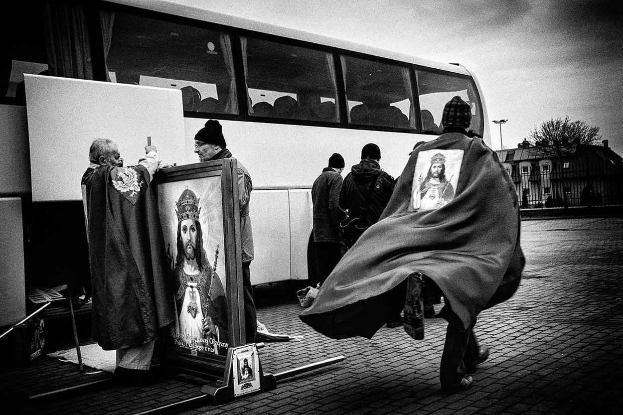 Members of the Oblate Knights of Christ the King dismantle an icon of Jesus in a parking area near the sanctuary after carrying it throughout pilgrimage ceremonies.  
Arkadiusz Kubisiak ©
 All rights reserved. 
